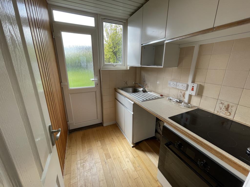 Lot: 23 - SEMI-DETACHED HOUSE FOR IMPROVEMENT - kitchen